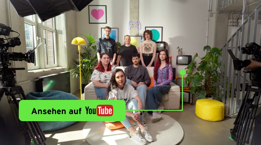 Vorschaubild für YouTube-Video: Gruppe von Personen in einem Raum.